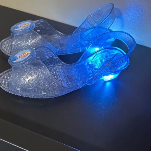 NEW Disney Princess Girls Cinderella Light-Up Shoes - Picture 4 of 9